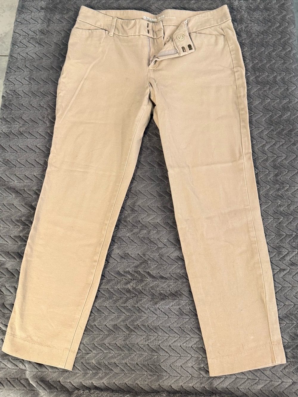 Old Navy Chino Pants in Light Khaki petite size 10
